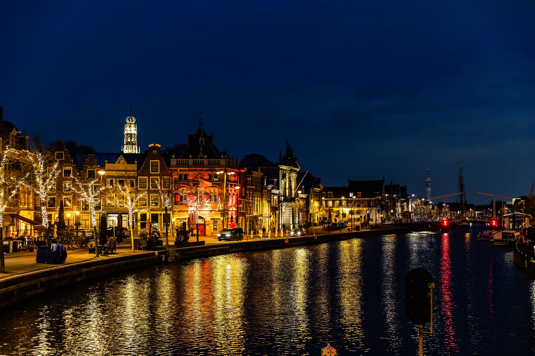 Het Spaarne en de verlichte Haarlemse gevels in de avond