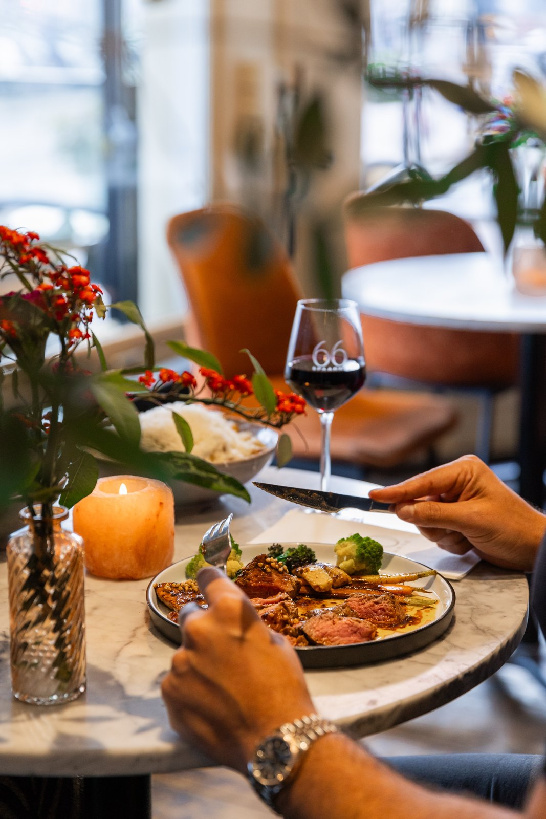 Dineren aan het raam met kaarslicht