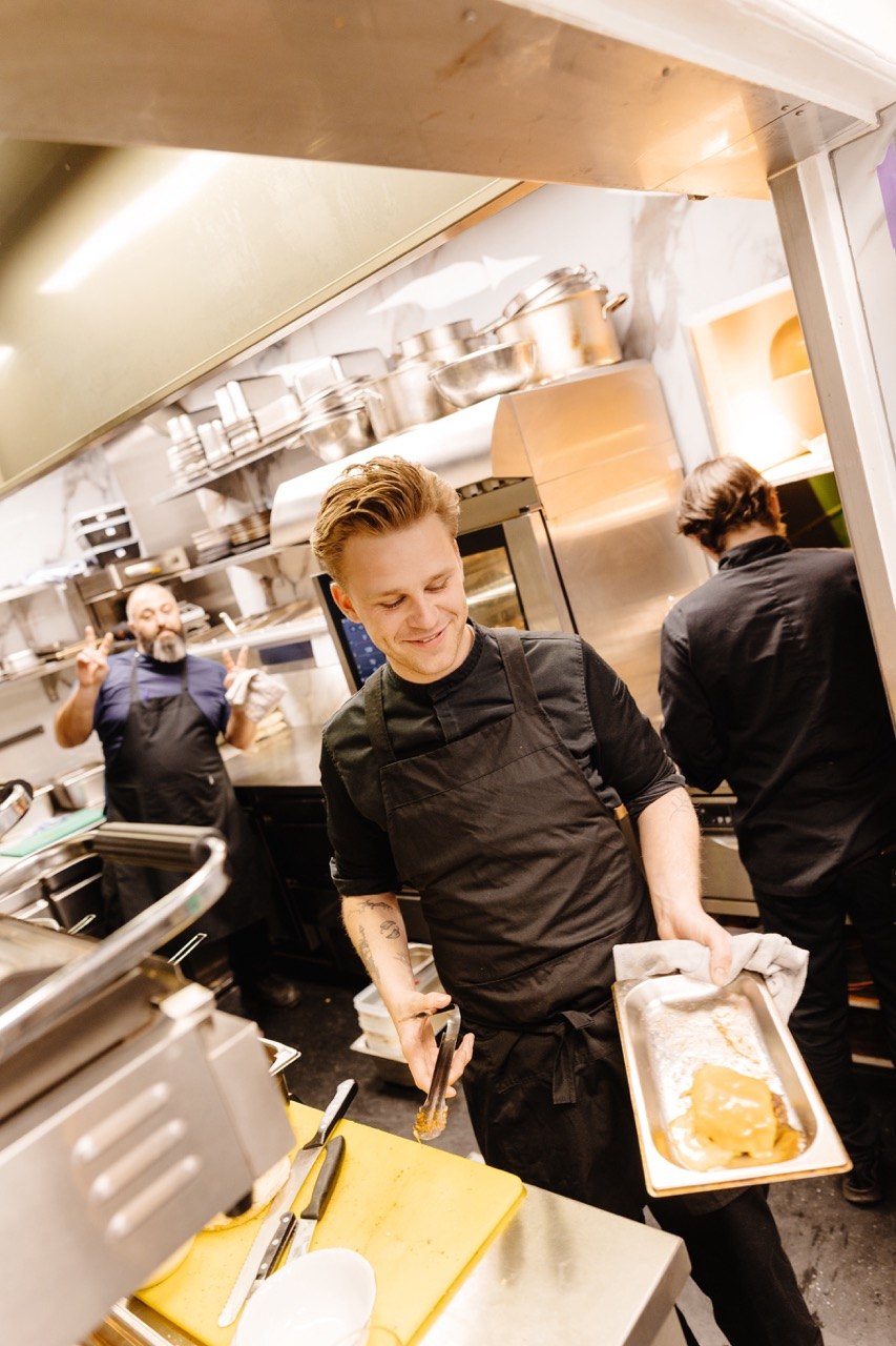 Medewerkers aan het werk in de keuken van Spaarne 66