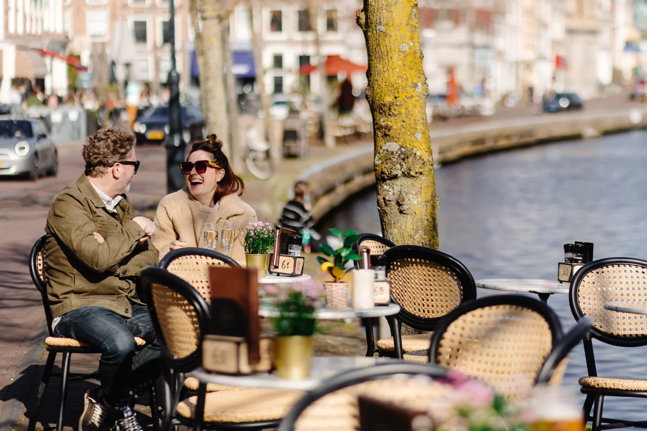 Gasten op het terras aan het Spaarne in Haarlem