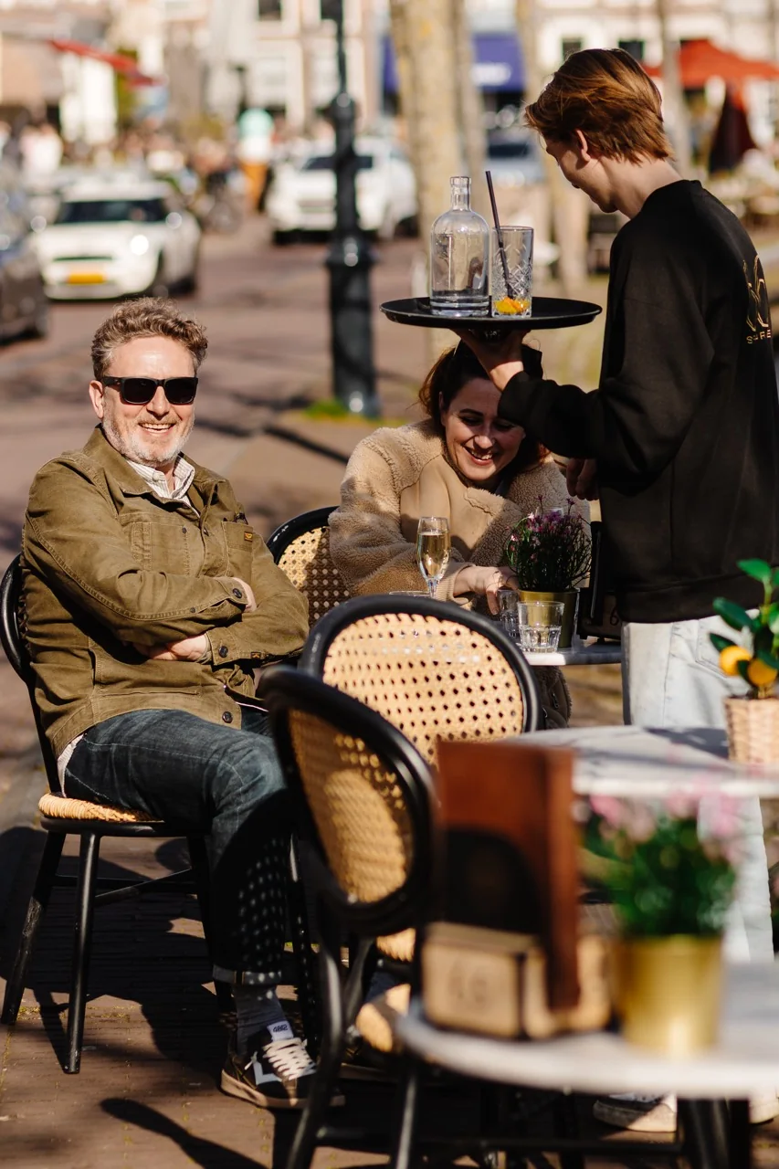 Bediening en gasten op het terras van Spaarne66